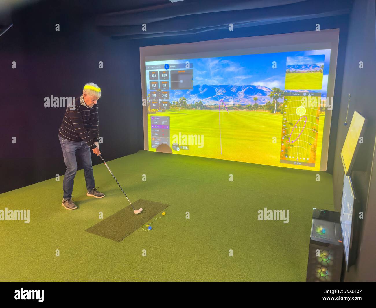 Uomo che usa il simulatore di golf Trackman, Avonhead, Christchurch (Ōtautahi), Canterbury, nuova Zelanda Foto Stock