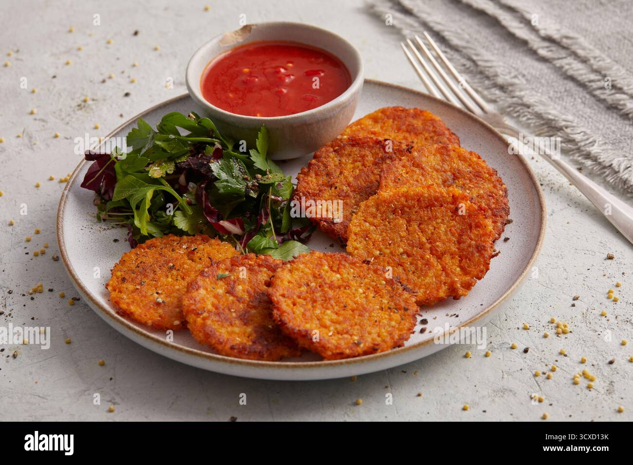 Frittelle di miglio con carote Foto Stock