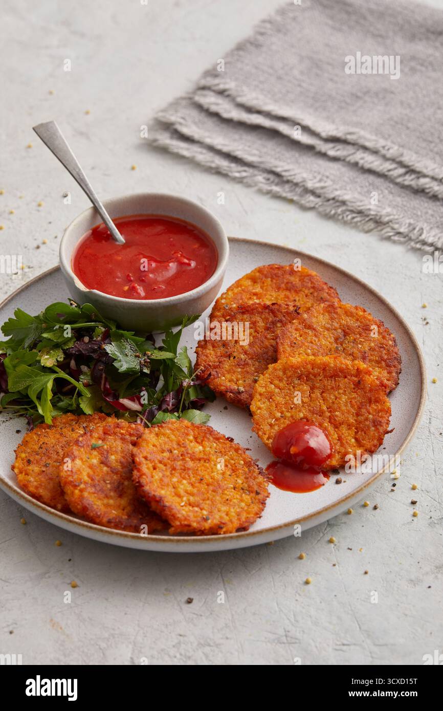 Frittelle di miglio con carote Foto Stock