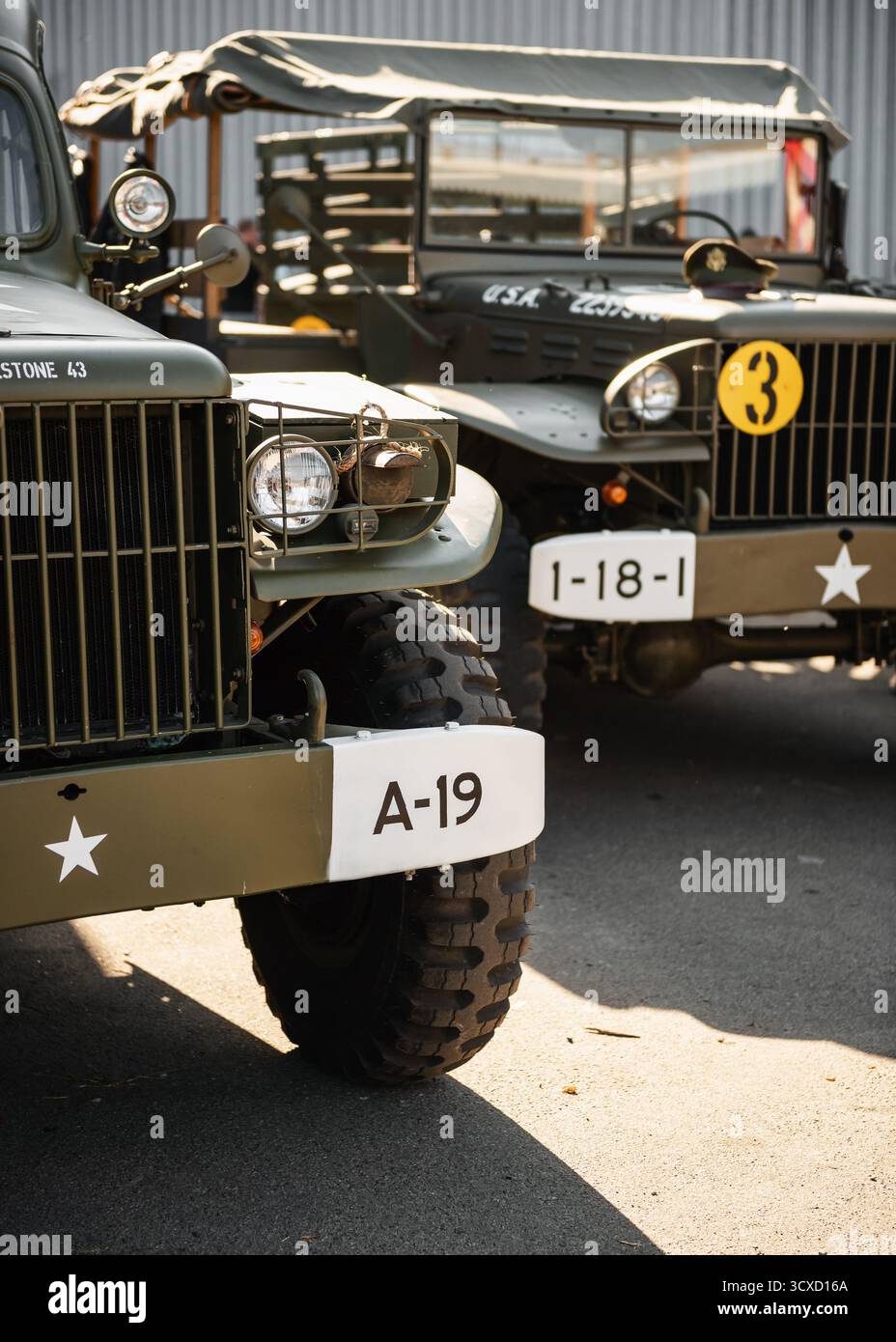 Veicoli militari statunitensi della seconda guerra mondiale: Dodge WC-54 ambulanza e Dodge WC-56 Command Reconnaissance Car al vecchio incontro dei proprietari di auto Foto Stock