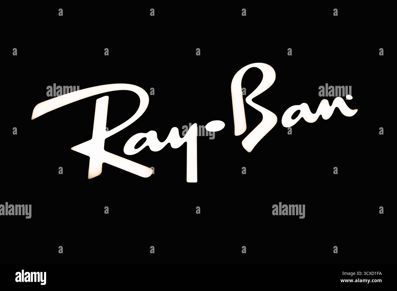 Logo ray Ban su sfondo nero. Londra, Regno Unito, 4 luglio 2023 Foto Stock
