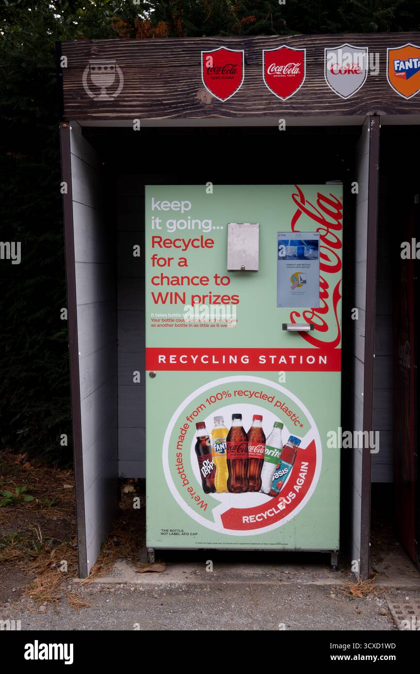 Unità di riciclaggio bottiglie in plastica, Warwick Castle, Warwickshire, Inghilterra, Regno Unito Foto Stock