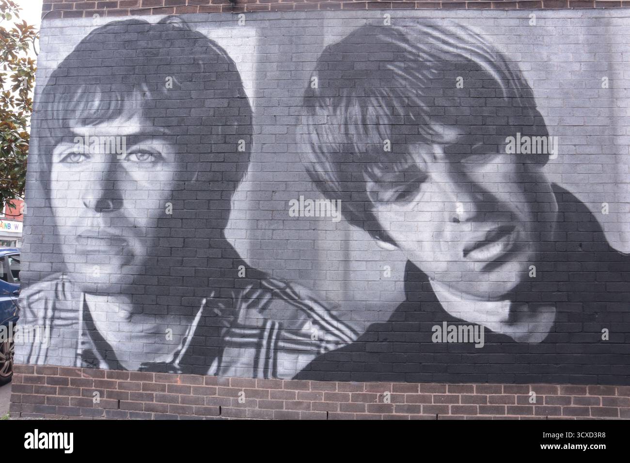 Manchester Inghilterra Regno Unito 13 ottobre 2025 i membri della band dei Mural of Oasis Liam & Noel Gallagher su un muro a Burnage il muro è il negozio di dischi chiamato "Mr. Sifters" dove i ragazzi hanno acquistato dischi il negozio è citato nella canzone degli Oasis "Shakermaker" il proprietario del negozio è Peter Howard il murale è in occasione del 30 ° anniversario della pubblicazione del loro album "What's the Story Morning Glory" nel 1995. L'artista usa il nome pic.one.art Foto Stock