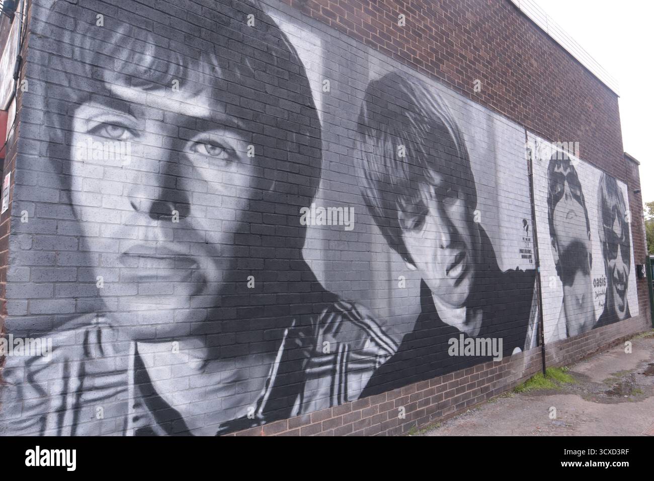 Manchester Inghilterra Regno Unito 13 ottobre 2025 i membri della band dei Mural of Oasis Liam & Noel Gallagher su un muro a Burnage il muro è il negozio di dischi chiamato "Mr. Sifters" dove i ragazzi hanno acquistato dischi il negozio è citato nella canzone degli Oasis "Shakermaker" il proprietario del negozio è Peter Howard il murale è in occasione del 30 ° anniversario della pubblicazione del loro album "What's the Story Morning Glory" nel 1995. L'artista usa il nome pic.one.art Foto Stock