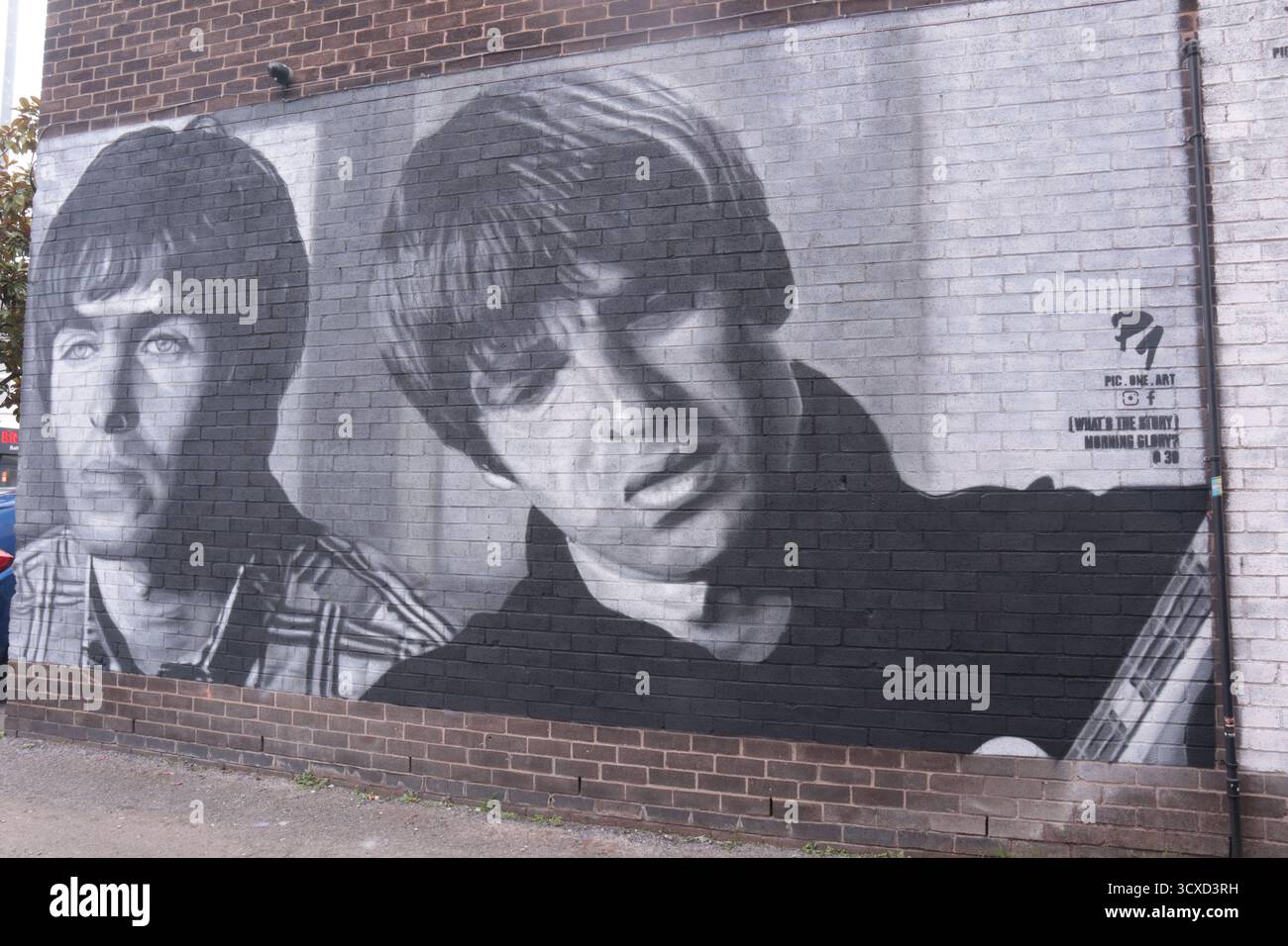 Manchester Inghilterra Regno Unito 13 ottobre 2025 i membri della band dei Mural of Oasis Liam & Noel Gallagher su un muro a Burnage il muro è il negozio di dischi chiamato "Mr. Sifters" dove i ragazzi hanno acquistato dischi il negozio è citato nella canzone degli Oasis "Shakermaker" il proprietario del negozio è Peter Howard il murale è in occasione del 30 ° anniversario della pubblicazione del loro album "What's the Story Morning Glory" nel 1995. L'artista usa il nome pic.one.art Foto Stock