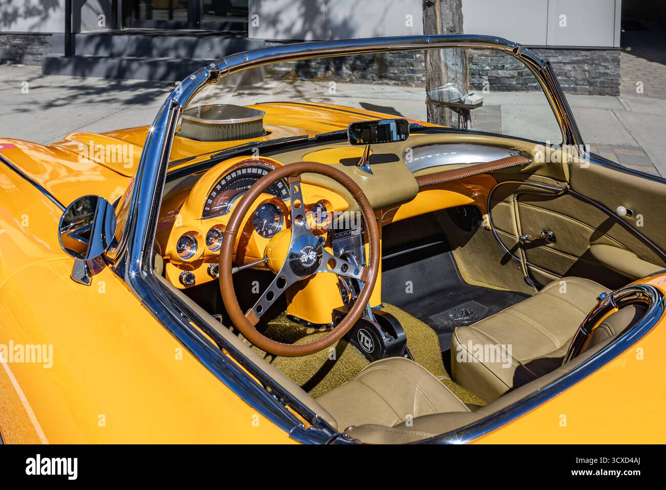 Una Chevrolet Corvette Convertibile arancione del 1959. Interno della Chevrolet Corvette del 1959. Chevrolet Corvette d'epoca una classica cabrio-giugno 7,2022-PE Foto Stock