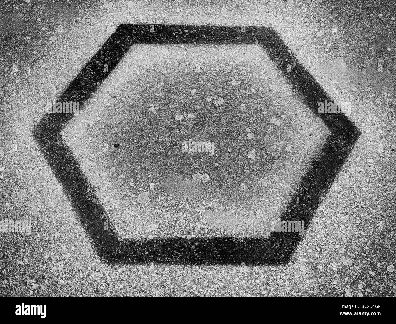 Geometria verniciata — esagono su cemento. Tonalità monocromatiche. Foto Stock