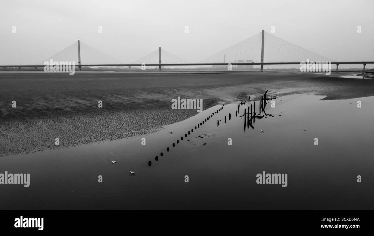 Mersey Gateway Bridge sul fiume Mersey in bianco e nero durante la bassa marea Foto Stock