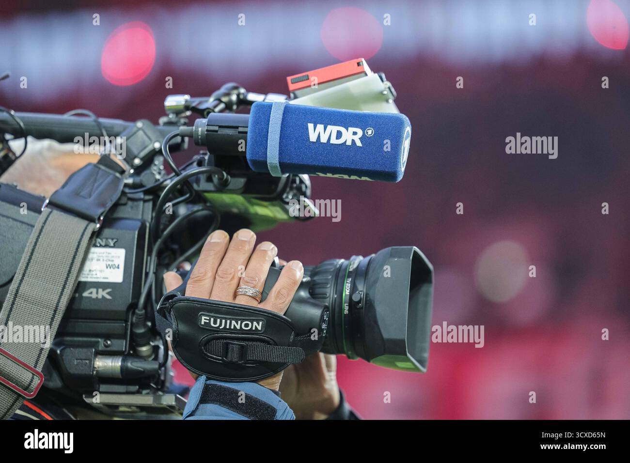 Germania. 3 ottobre 2025. Fussball 2. Bundesliga 8. Spieltag fortuna Duesseldorf - 1. FC Nuernberg AM 03.10.2025 in der Merkur Spiel-Arena a Duesseldorf Kamera des WDR Westdeutscher Rundfunk le normative DFL vietano qualsiasi uso di fotografie come sequenze di immagini e/o quasi-video. Foto: Revierfoto credito: ddp media GmbH/Alamy Live News Foto Stock