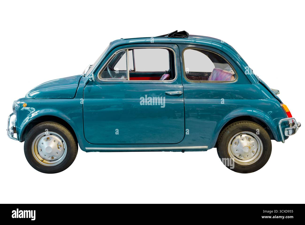 Vista laterale isolata di una mini auto classica italiana blu con tetto aperto su sfondo bianco Foto Stock