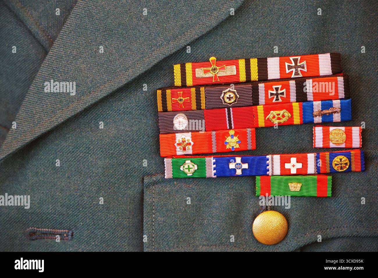 Antiche insegne militari tedesche su una vecchia uniforme da soldato dell'esercito Foto Stock