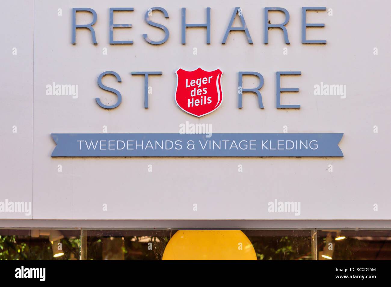 Arnhem, Paesi Bassi - 1° ottobre 2025: Negozio Reshare dell'Esercito della salvezza con il testo olandese "abbigliamento di seconda mano e vintage" ad Arnhem Foto Stock
