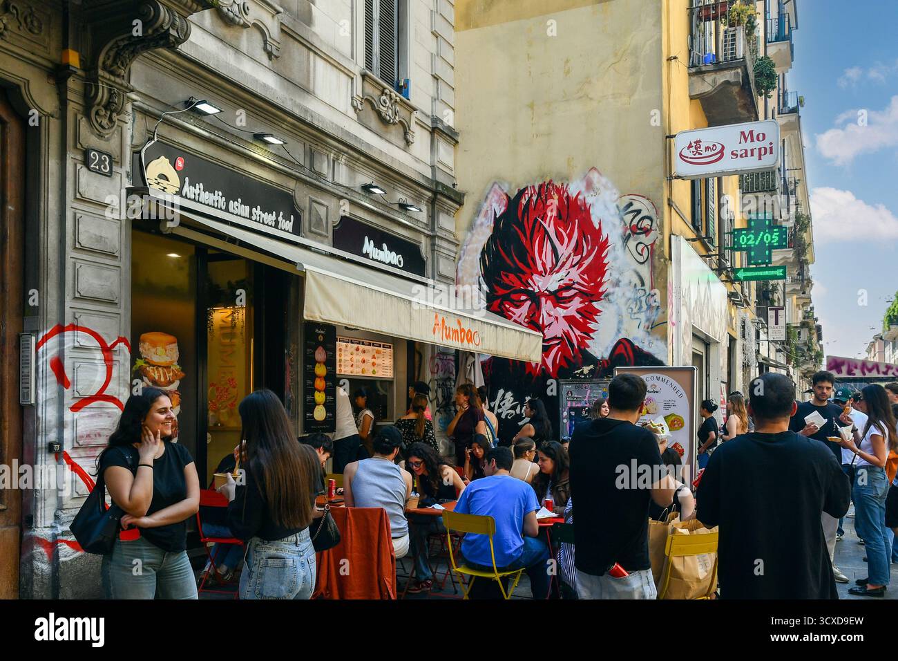 Il Mumbao è un luogo di Street food asiatico affollato di giovani e un murale di Street art raffigurante il mito nero: Il personaggio di Wukong, Chinatown, Milano, Italia Foto Stock
