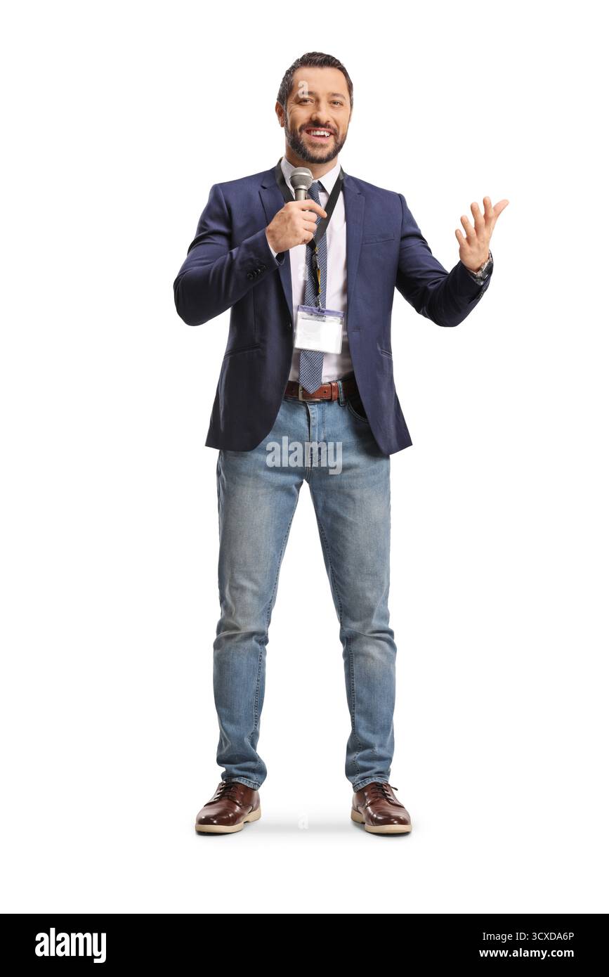 Reporter maschile che tiene un microfono e parla isolato su sfondo bianco Foto Stock