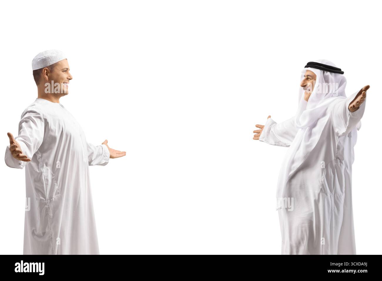 Giovane musulmano in abiti etnici incontra un uomo anziano isolato su sfondo bianco Foto Stock