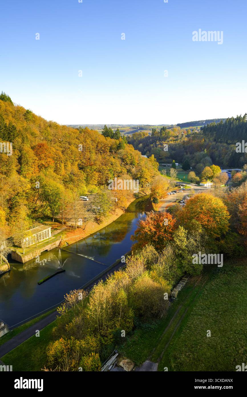 Vista della diga di Oleftalsperre e del paesaggio circostante. Natura al lago vicino al parco nazionale Eifel vicino a Hellenthal, nella Hohes Venn-Eifel N Foto Stock