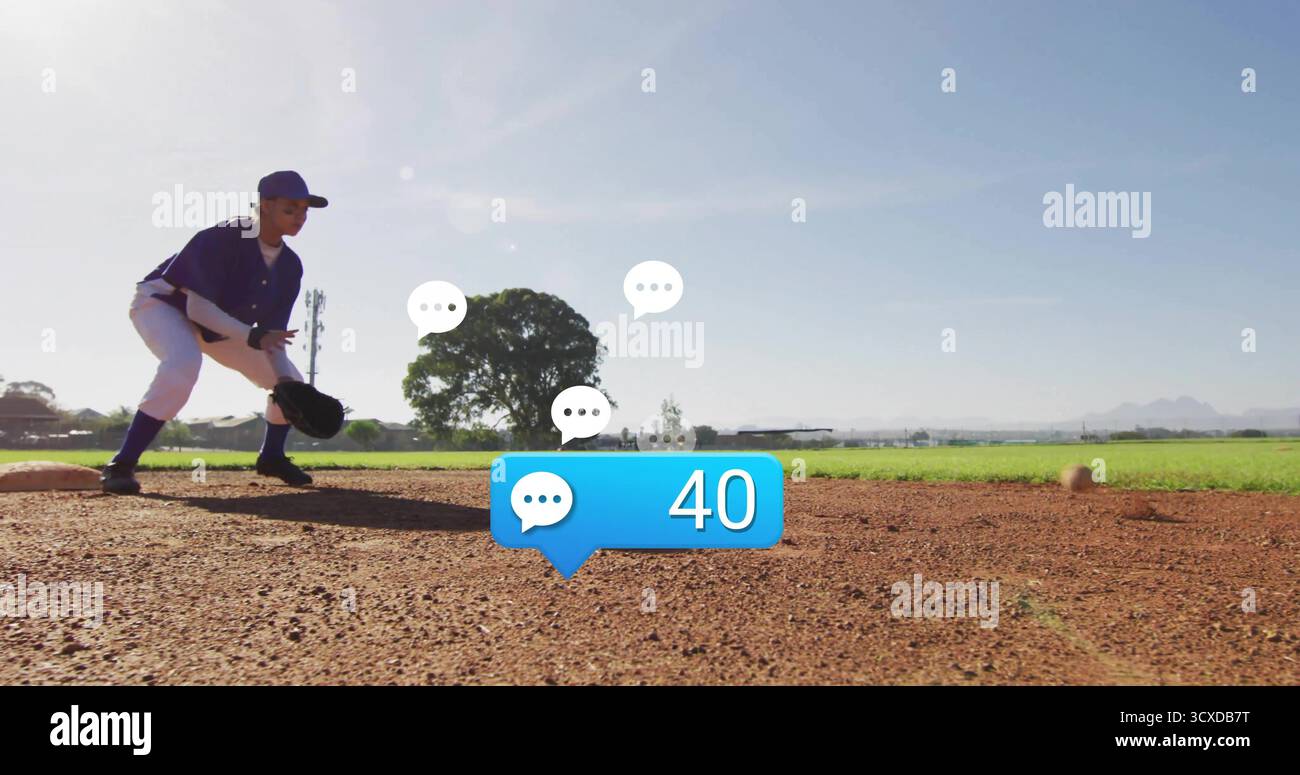 Teenager in fiamme con uniforme blu sul campo, con guanto che cattura la palla sotto la luce del sole Foto Stock
