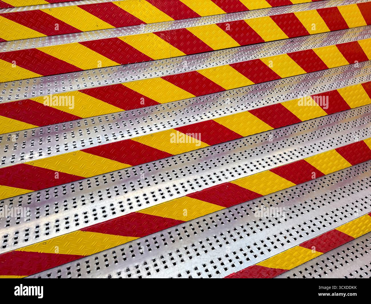 Scale in metallo per esterni con contrassegni di sicurezza gialli e rossi, esterno scala industriale Foto Stock