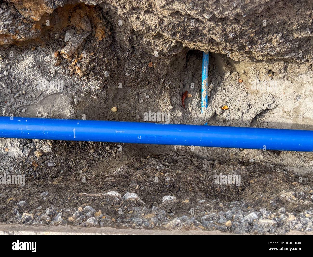 Blue Water Pipe in Open Urban Street Foto Stock