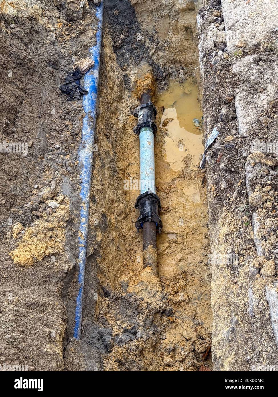Tubo dell'acqua riparato in strada dopo un intervento di manutenzione dell'impianto idraulico Foto Stock