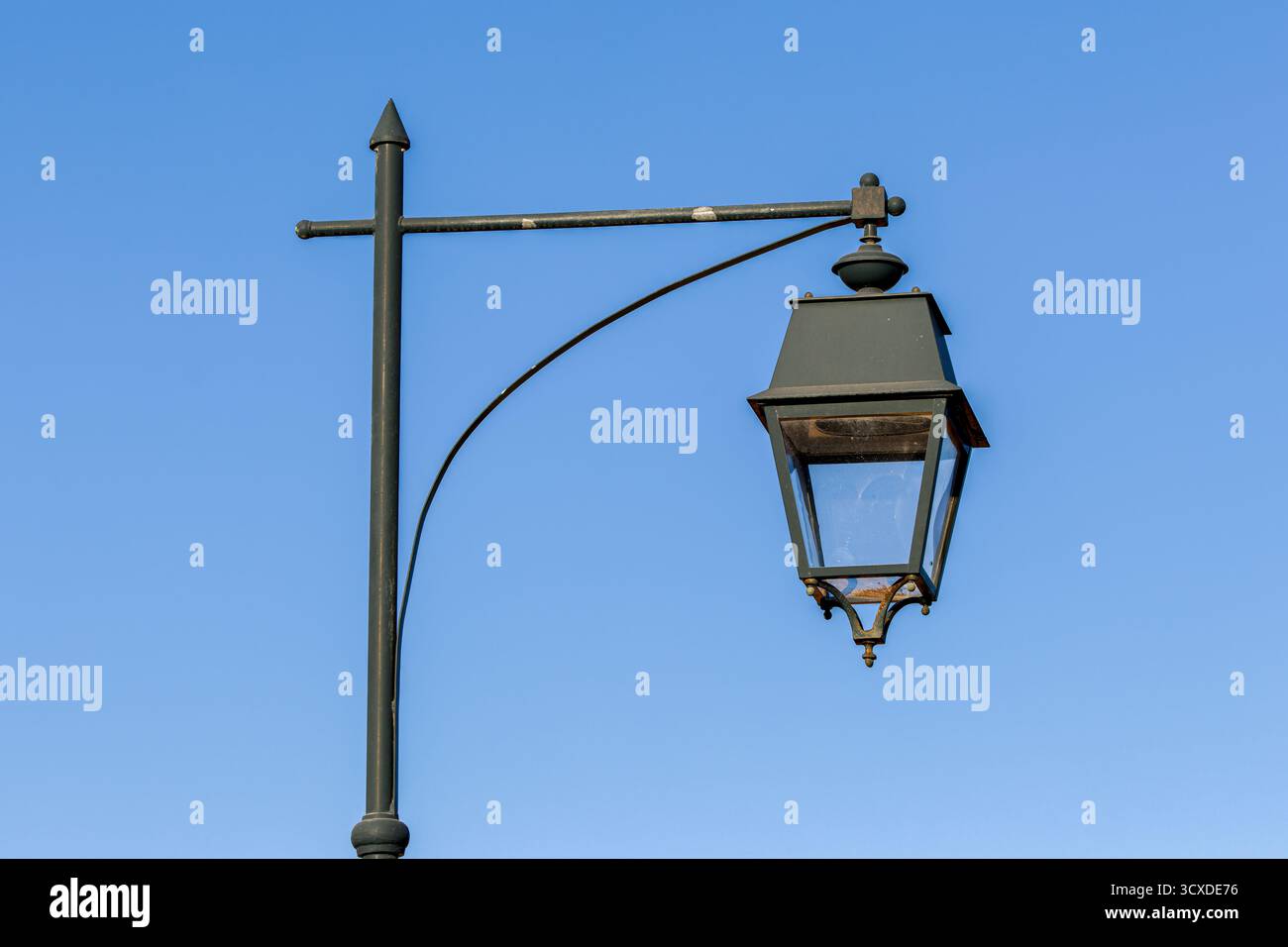 Lampada da strada vintage contro un cielo azzurro. Foto Stock