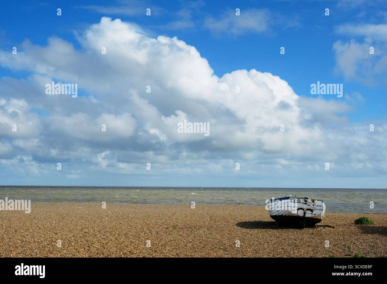 Barca da pesca ormeggiata sulla spiaggia di Aldeburgh, Suffolk, Regno Unito - John Gollop Foto Stock