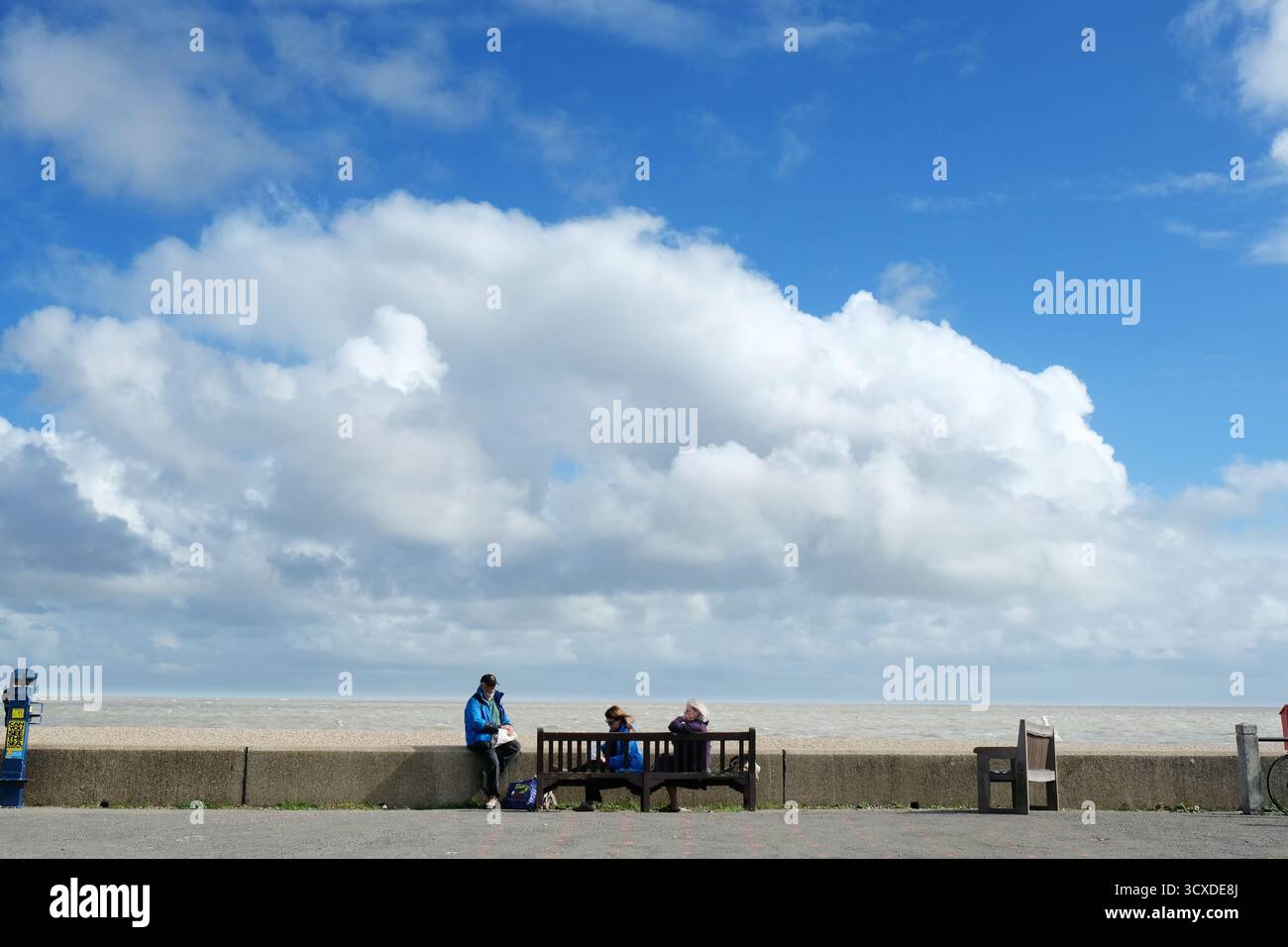 Persone che socializzano sul lungomare di Aldeburgh, Suffolk, Regno Unito - John Gollop Foto Stock