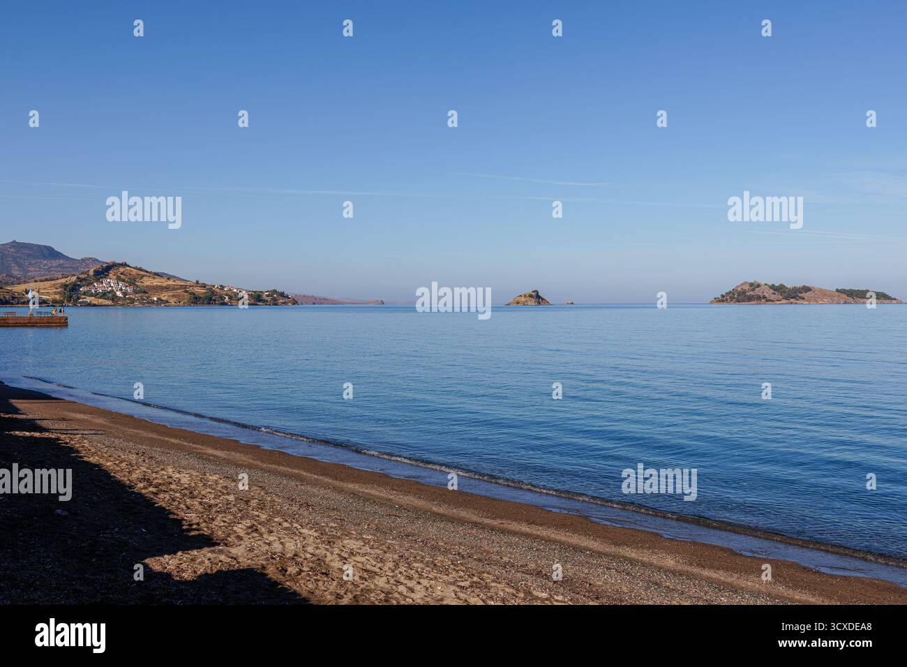 Tranquillo paesaggio costiero con mare calmo e isole lontane. Foto Stock