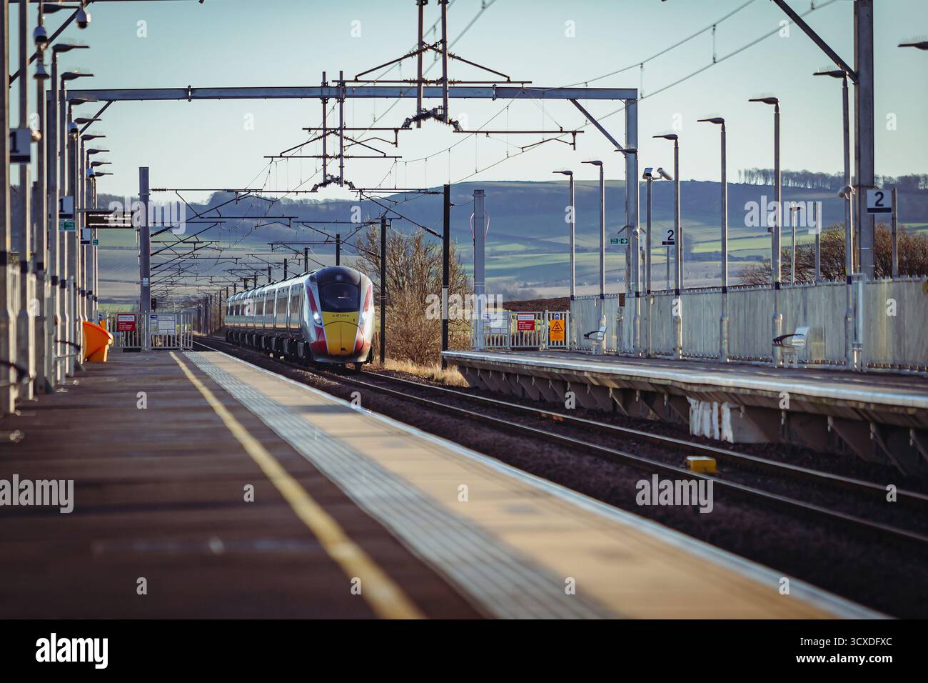 Il treno passa attraverso la stazione ferroviaria di Reston, riaperta di recente, negli Scottish Borders, in Scozia, mostrando le moderne infrastrutture ferroviarie. Foto Stock
