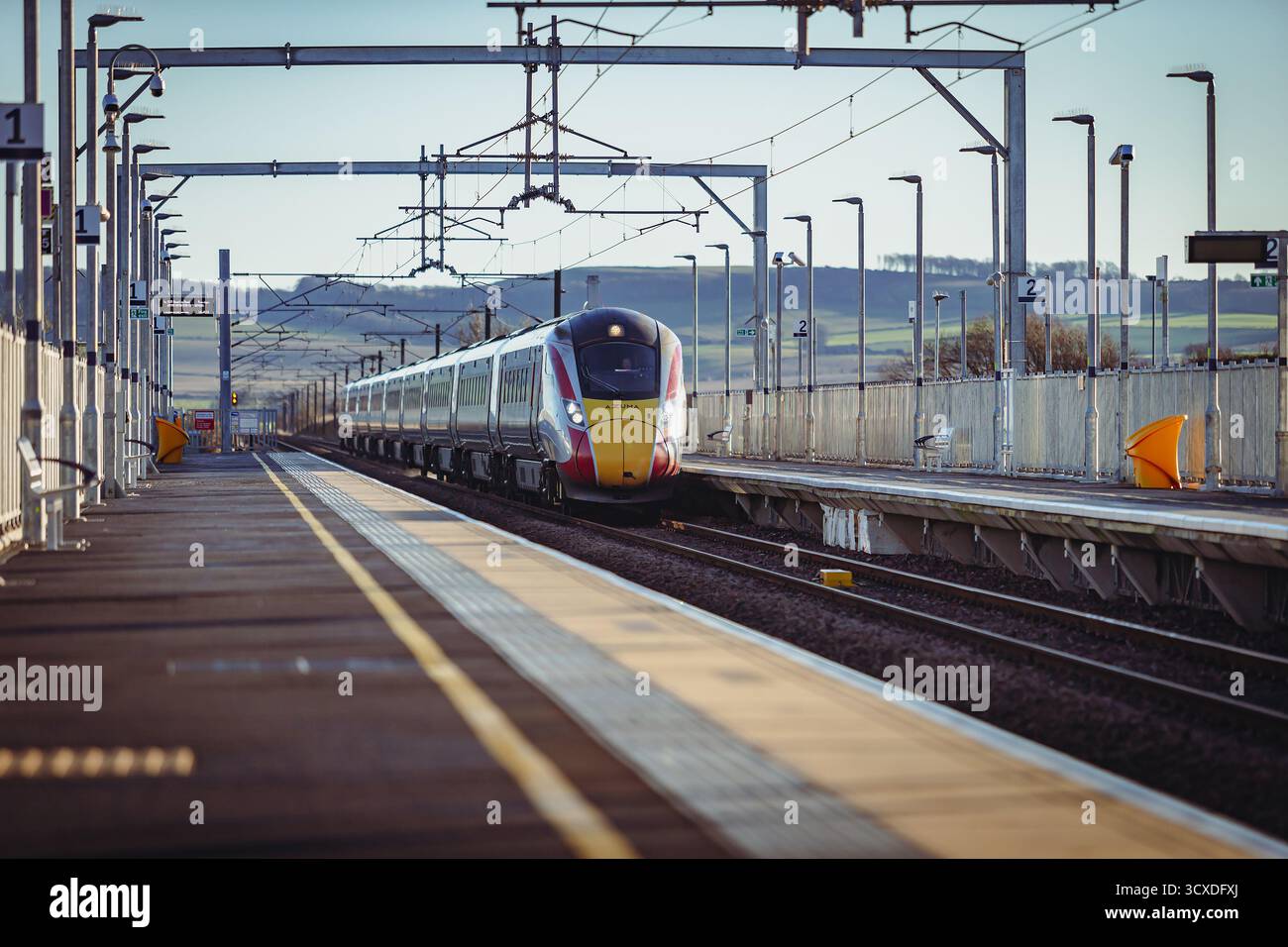 Il treno passa attraverso la stazione ferroviaria di Reston, riaperta di recente, negli Scottish Borders, in Scozia, mostrando le moderne infrastrutture ferroviarie. Foto Stock