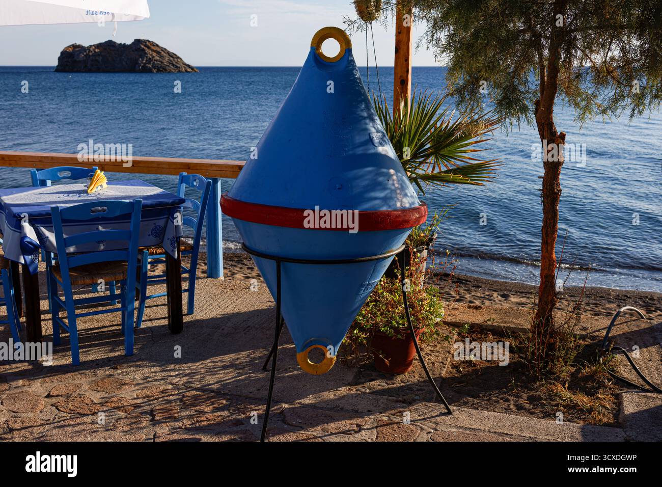 Boa blu sul caffè sul mare con sedie e tavolo Foto Stock