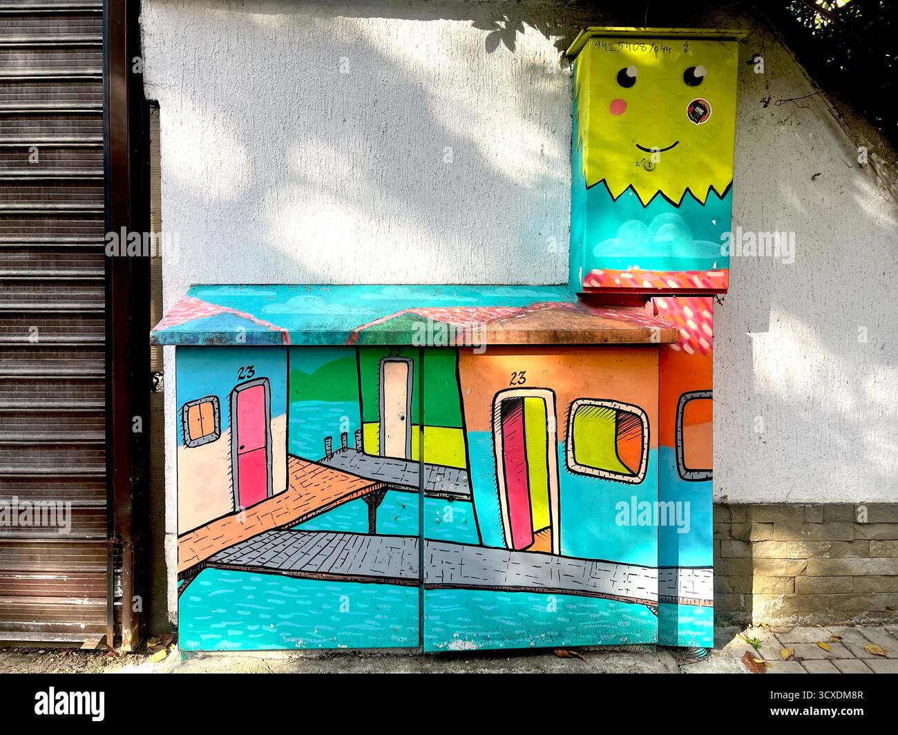 Armadio elettrico pittura di arte di strada graffiti a Sofia Bulgaria, Europa orientale, Balcani, UE - Immagine stock catturata con smartphone