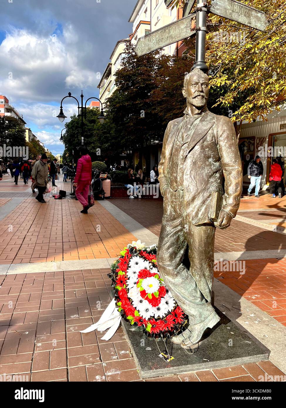 Statua di Aleko Konstantinov - popolare scrittore, sognatore e viaggiatore del XIX secolo, conosciuto come l'uomo fortunato, Vitosha Boulevard a Sofia, Bulgaria, Europa Foto Stock
