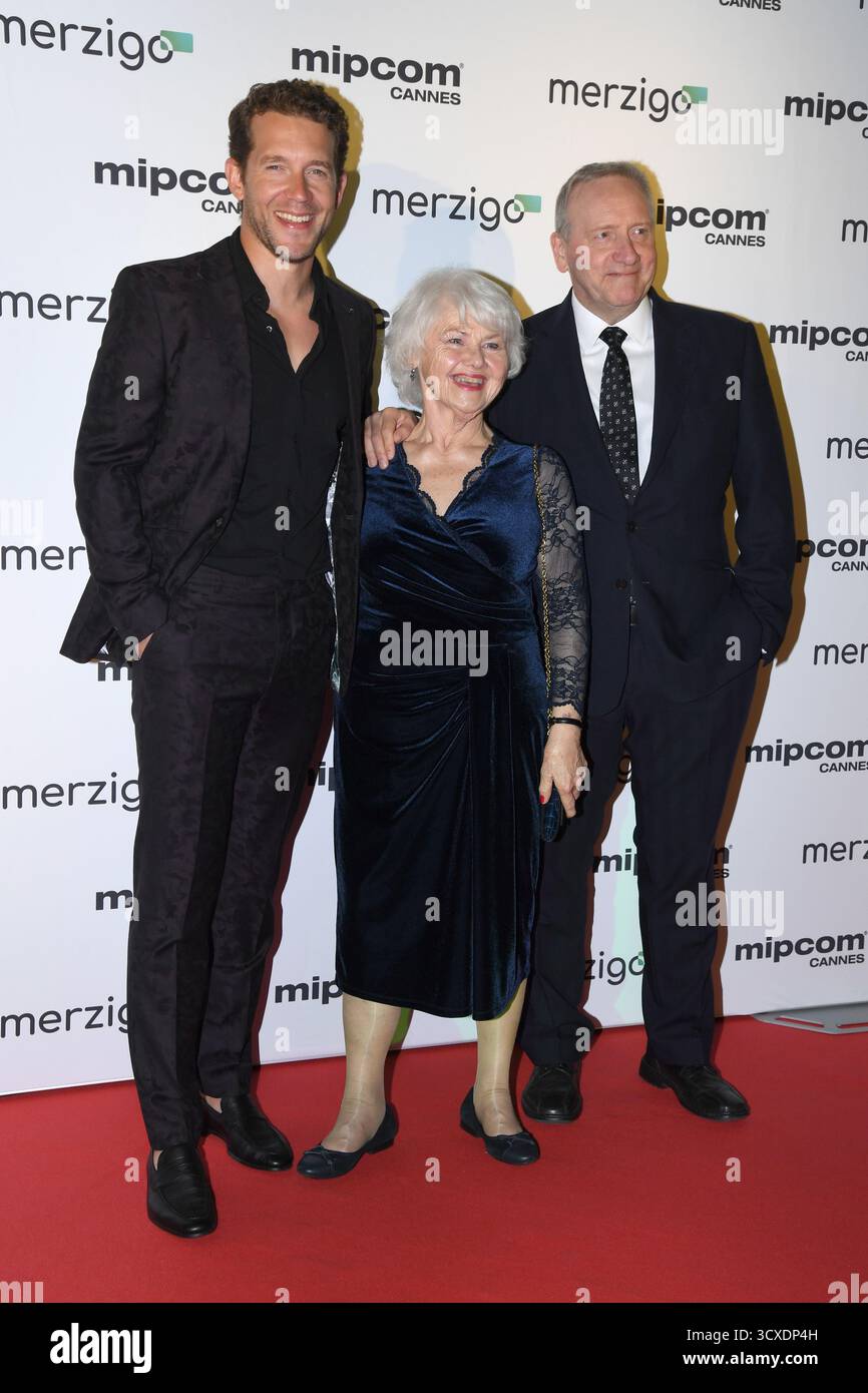 Cannes, Francia. 13 ottobre 2025. Neil Dudgeon, Nick Hendrix e Annette Badland partecipano all'Opening Night Party & Red Carpet durante il Mipcom Cannes a le Majestic. (Foto di Gianluigi Jorio/SOPA Images/Sipa USA) credito: SIPA USA/Alamy Live News Foto Stock