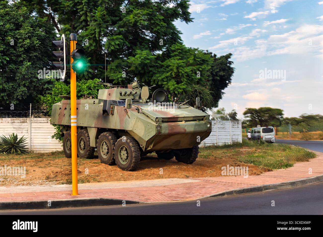 Veicolo militare, ribelli e esercito governativo in un paese africano, veicolo tattico corazzato leggero 8x8, Foto Stock