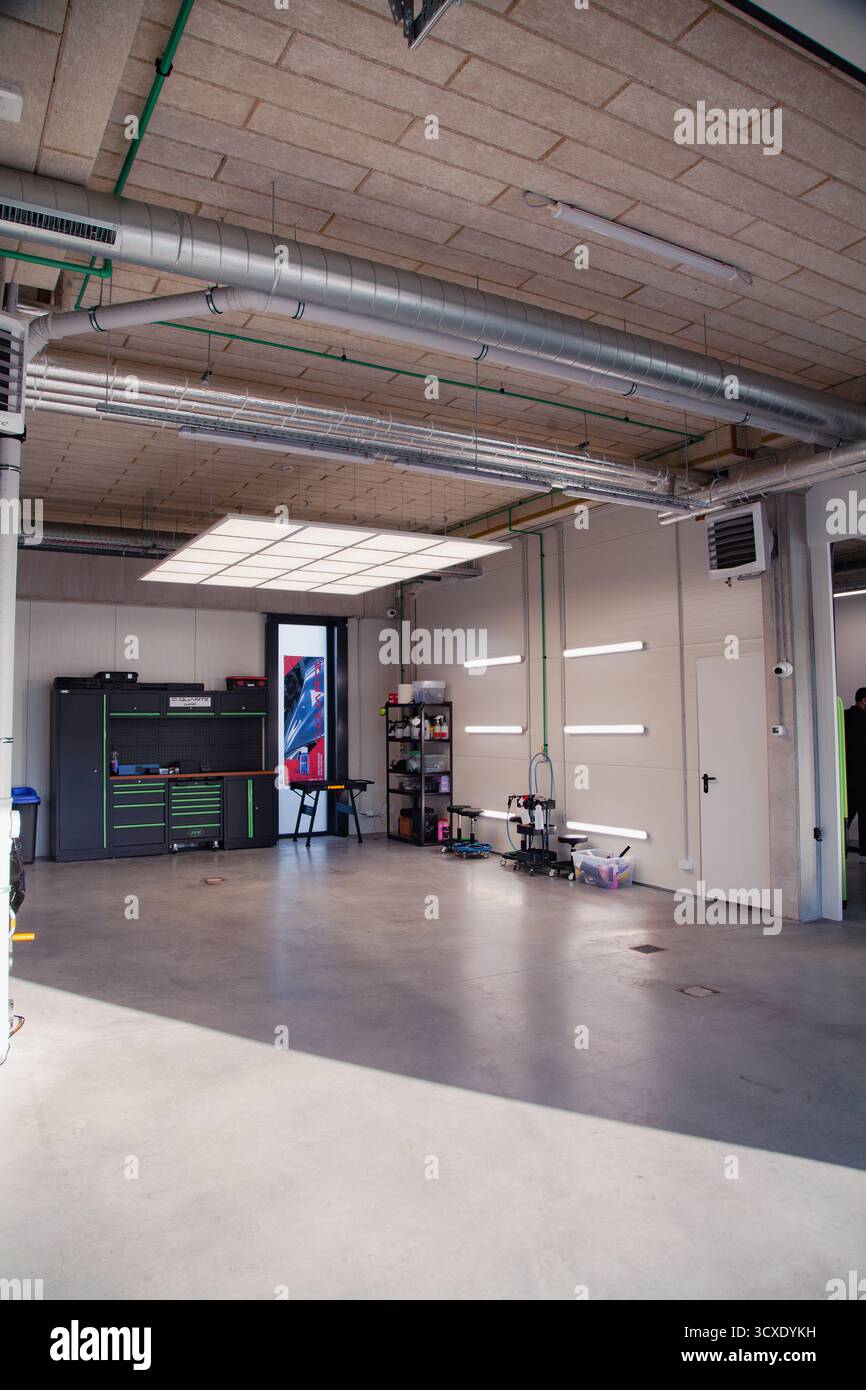 Interno di un impianto professionale di lavaggio e rifinitura automatica Foto Stock