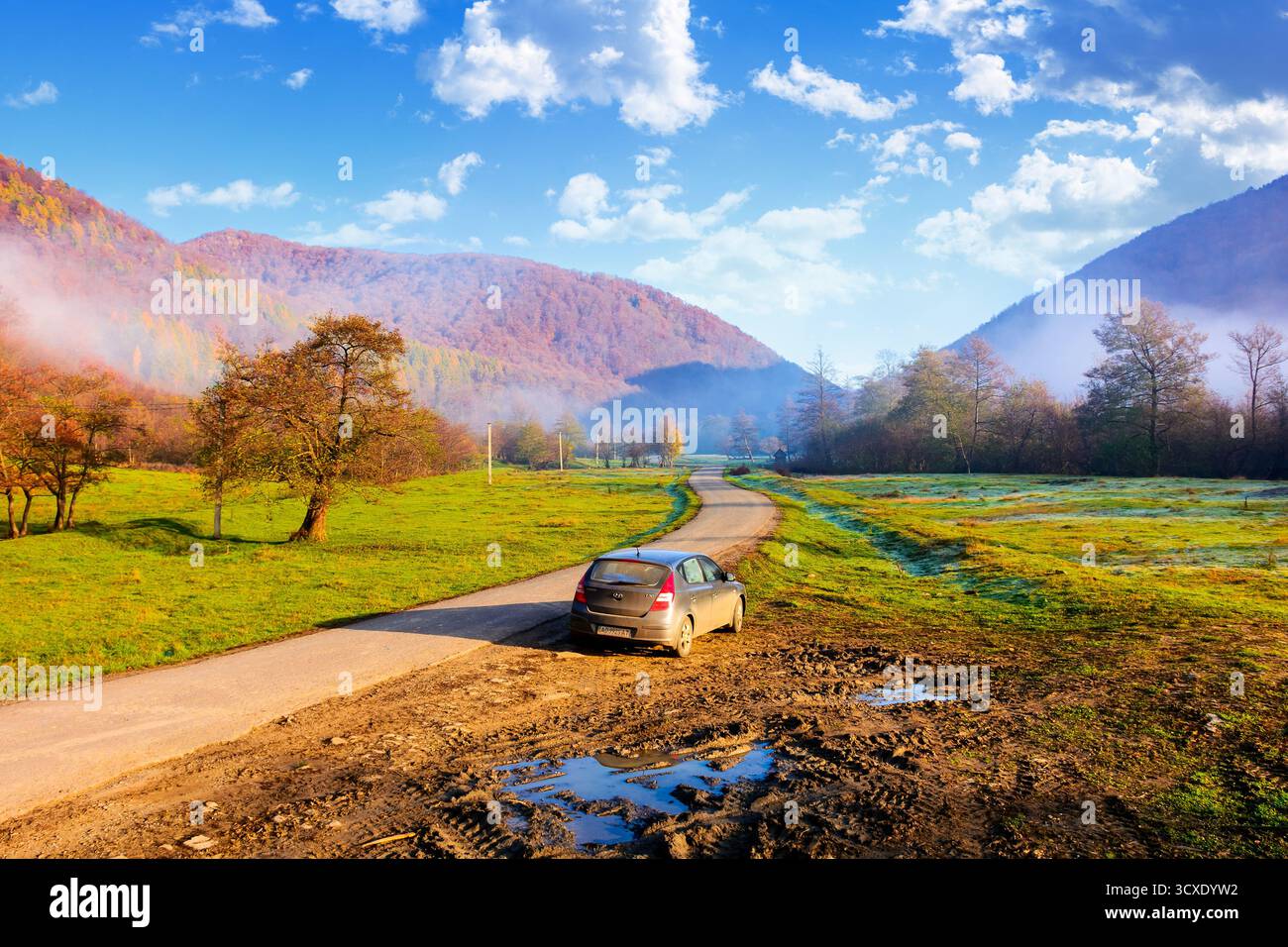 perechyn, ucraina - 10 novembre 2020: auto vicino alla strada asfaltata in autunno. viaggio attraverso il paesaggio di campagna montano dell'ucraina con la nebbia mattutina. cappello hyundai Foto Stock