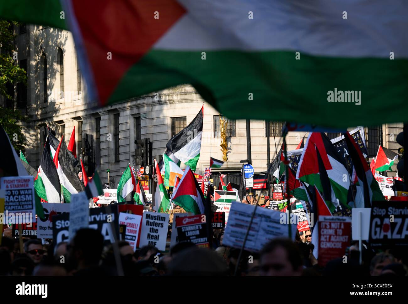 Manifestanti in una marcia pro-Palestina, marciando lungo Trafalgar Square. La marcia iniziò a Victoria Embankment e si concluse con un raduno a Whiteh Foto Stock