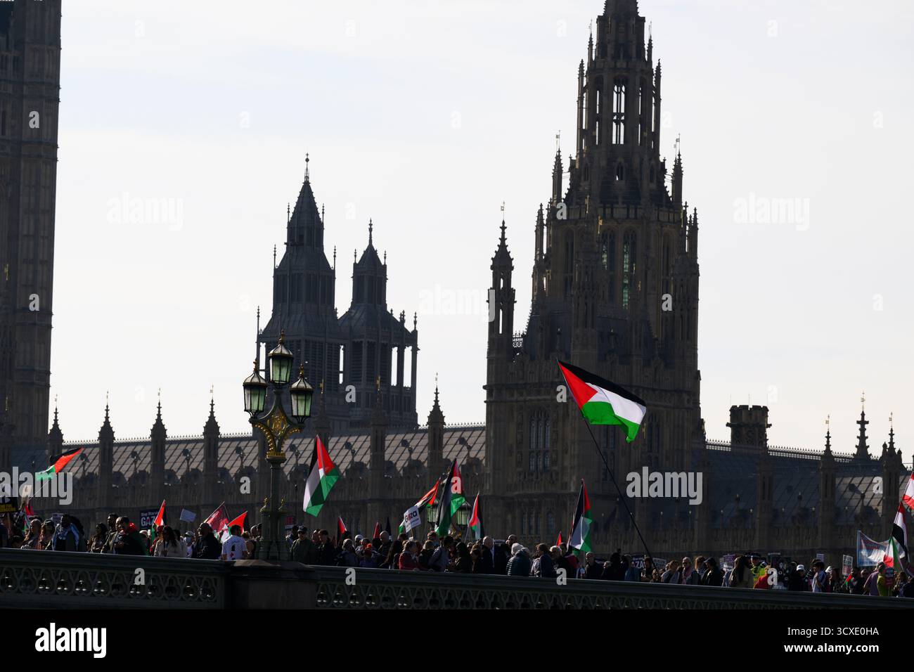 Manifestanti in una marcia pro-Palestina che attraversa il ponte di Westminster con la camera del Parlamento sullo sfondo. La marcia è iniziata a Victoria Embankmen Foto Stock