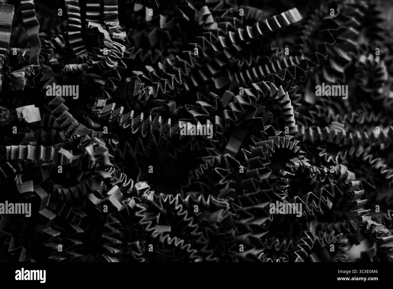 Primo piano del riempitivo postale nero per pacchi in carta triturata Foto Stock