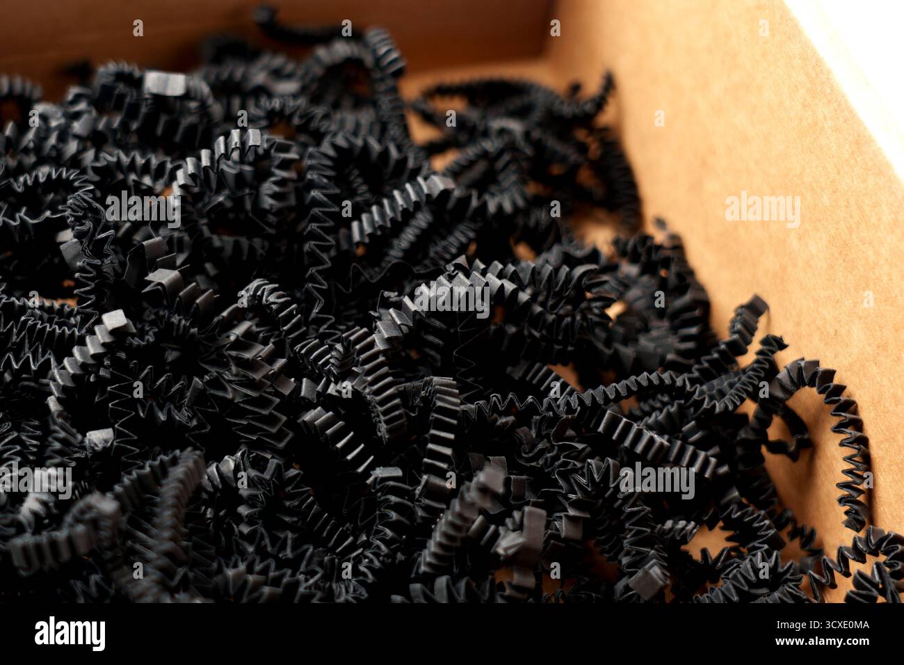 Stucco di carta grattugiata sgualcito in primo piano della scatola di consegna in cartone. Materiale di imbottitura riciclato Foto Stock