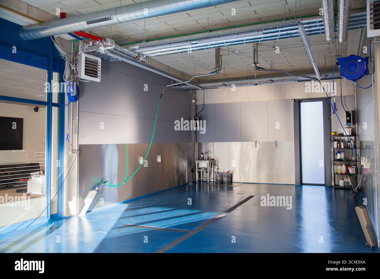 Spaziosa area di servizio con lavaggio e pulizia chimica Foto Stock