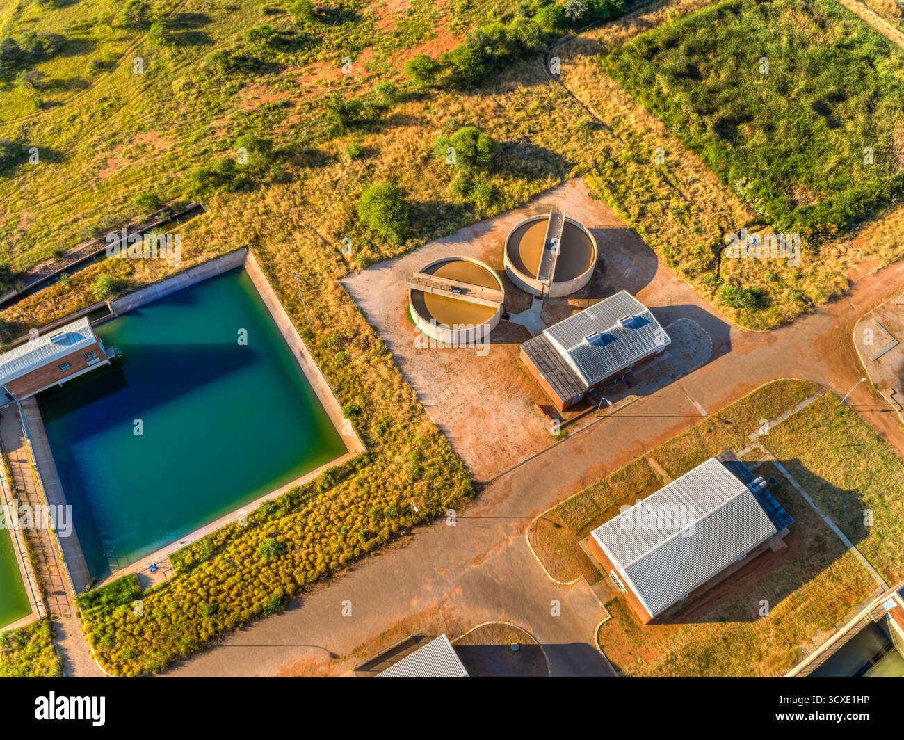 Vista aerea impianto di trattamento delle acque reflue, impianto di lavorazione dell'acqua in Botswana, migliora l'approvvigionamento e la quantità di acqua, purificando l'acqua industriale in Africa Foto Stock