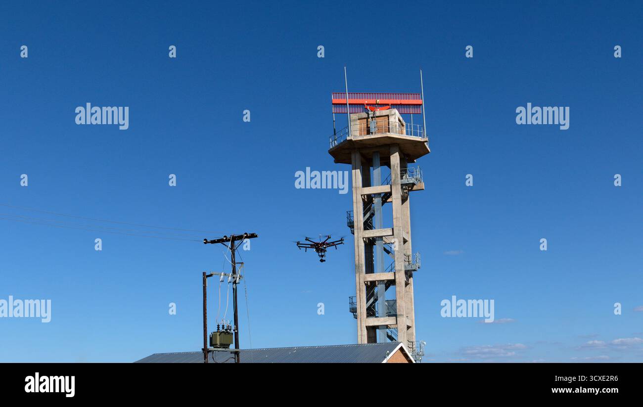 ispezione con droni di radar radio militari all’aperto, radar di sorveglianza aeroportuale, prodotti per la difesa, dati relativi ai radar con pialla di sorveglianza, Foto Stock