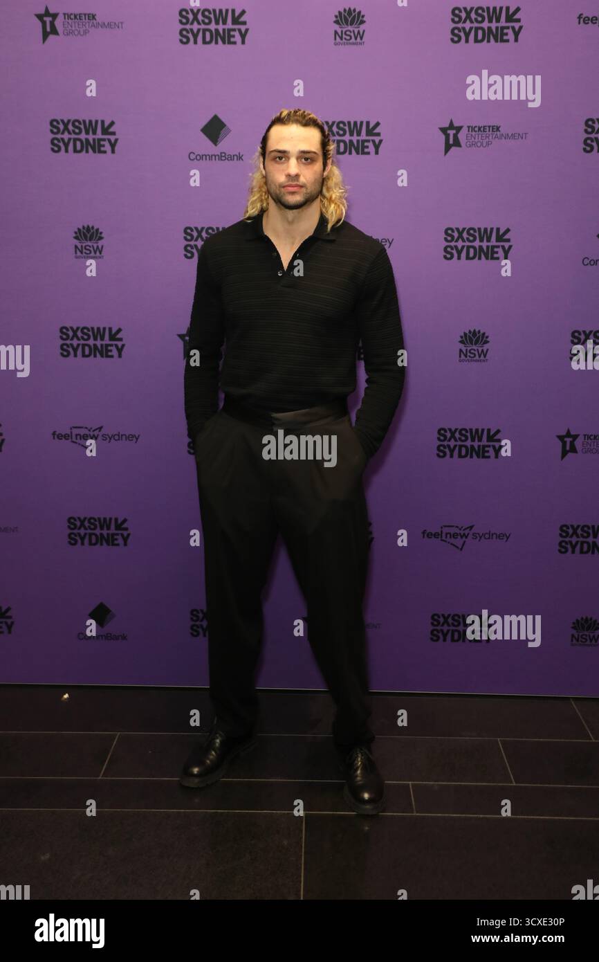 Sydney, Australia. 14 ottobre 2025. L'attore/produttore di Hollywood Noah Centineo (al franchise di All the Boys, Black Adam, Warfare) partecipa alla prima australiana della commedia nera Our Hero, Balthazar al Palace Central Cinemas - Level 3/28 Broadway, Chippendale NSW 2008. Prodotto dalla Arkhum Productions di Noah Centineo, Our Hero, Balthazar ha fatto la sua prima australiana martedì 14 ottobre al SXSW Sydney. L'audace debutto di Oscar Boyson, in età avanzata, segue un ricco adolescente di New York di nome Balthazar "Balthy" Malone (Jaeden Martell), che realizza video drammatici sui social media che chiedono severità Foto Stock