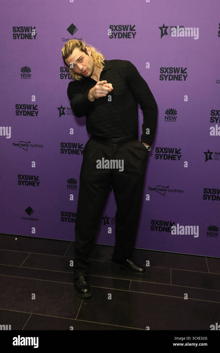 Sydney, Australia. 14 ottobre 2025. L'attore/produttore di Hollywood Noah Centineo (al franchise di All the Boys, Black Adam, Warfare) partecipa alla prima australiana della commedia nera Our Hero, Balthazar al Palace Central Cinemas - Level 3/28 Broadway, Chippendale NSW 2008. Prodotto dalla Arkhum Productions di Noah Centineo, Our Hero, Balthazar ha fatto la sua prima australiana martedì 14 ottobre al SXSW Sydney. L'audace debutto di Oscar Boyson, in età avanzata, segue un ricco adolescente di New York di nome Balthazar "Balthy" Malone (Jaeden Martell), che realizza video drammatici sui social media che chiedono severità Foto Stock