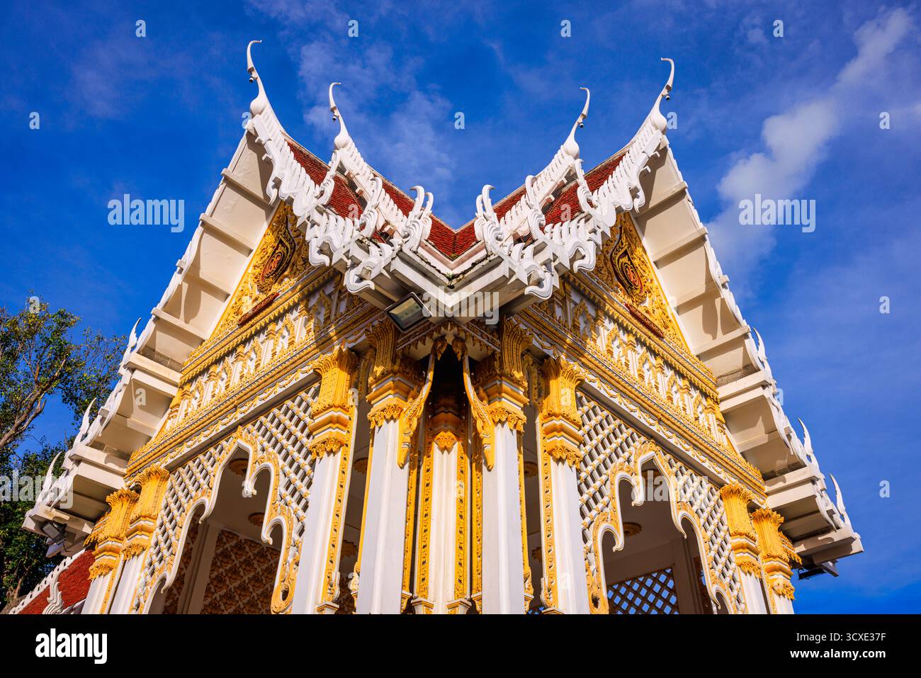 Tetto ornato di un tempio buddista tradizionale thailandese a Bangkok, Thailandia Foto Stock