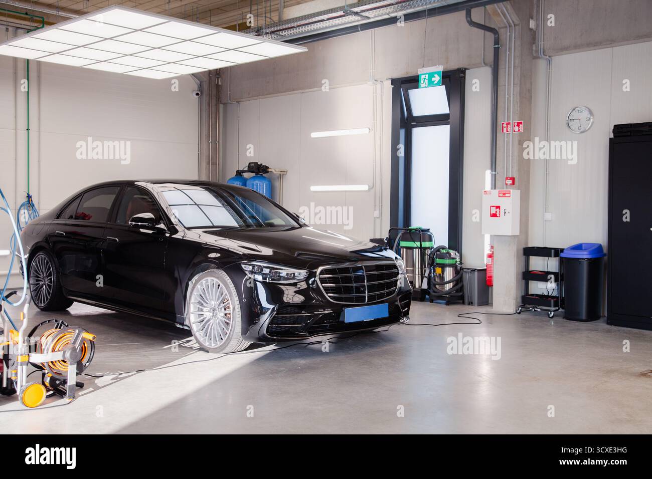 Veicolo business class presso il centro di lavaggio e dettaglio auto professionale Foto Stock