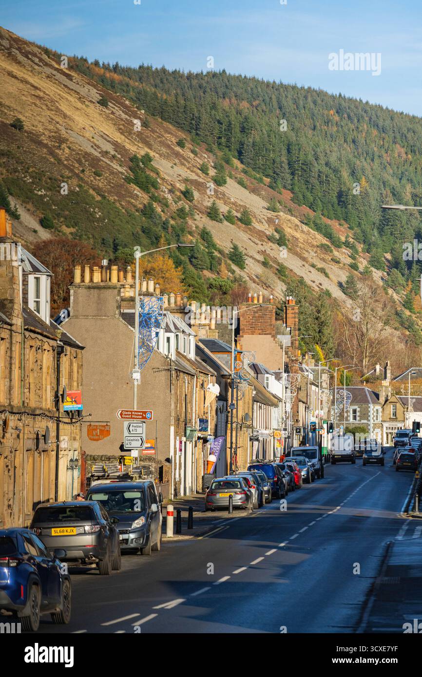 Vista lungo la High Street a Innerleithen, una città nei confini scozzesi, in una giornata estiva Foto Stock