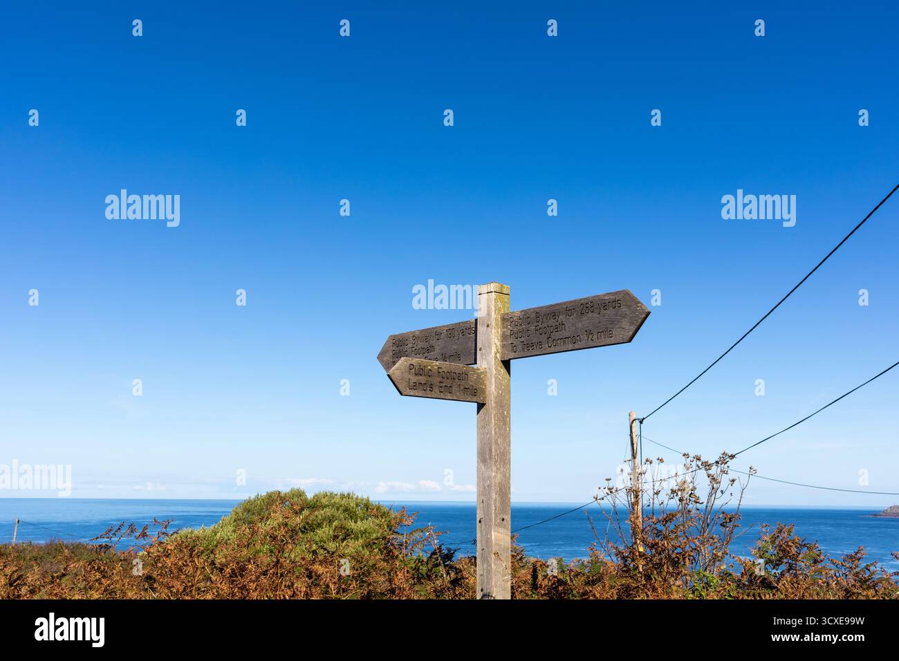 Cartello per Land's End in Cornovaglia, Inghilterra, Regno Unito Foto Stock